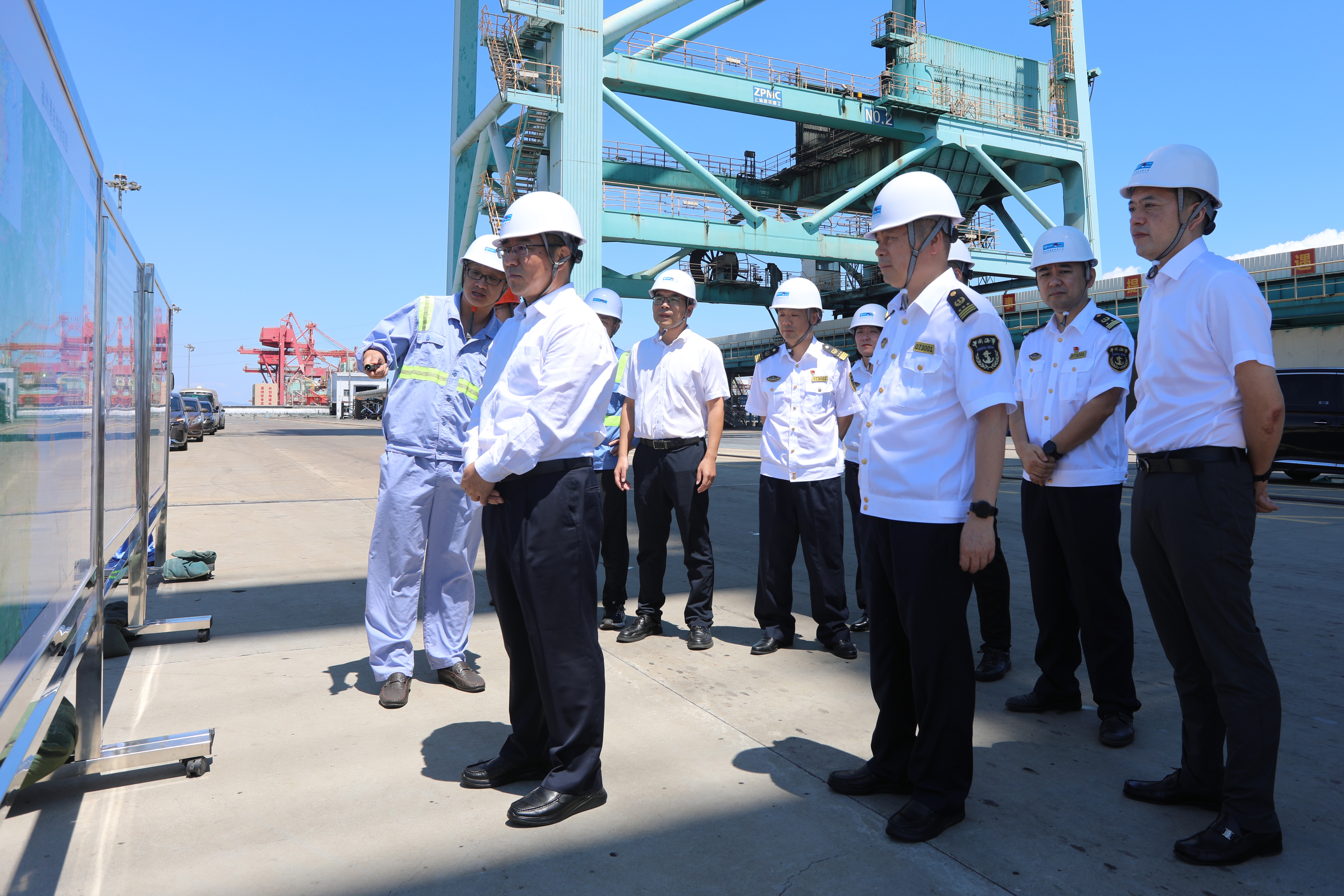 浙江海事局鄂海亮局长一行调研乐清湾港区